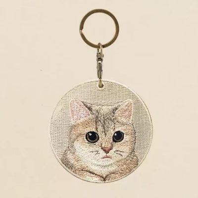 comprare Portachiavi con sguardo di gatto vivace. Souvenir per animali ricamati a mano. Anello senza graffi e tessuto morbido di velluto. online manufacture