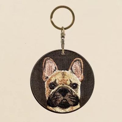 kupować Kieszonkowy Bulldog Poetycki Łańcuch Kluczyk Teksturowany Wątek Szczegóły Neutralna Paleta Urok Cicho Odważny Towarzysz online manufacture