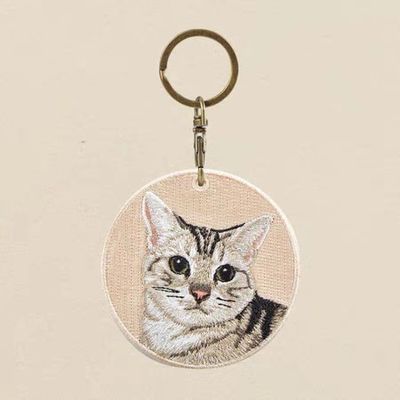 kopen Aanpasbare Handgemaakte Sleutelhanger Curious Cat Chronicles met Aangepast Huisdierportret Gouden Zonnestraalaccenten online manufacture
