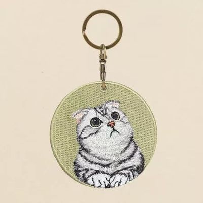 comprar Accesorio de retrato de gato personalizado llavero bordado texturas de musgo y verde artesanía herencia online manufacture