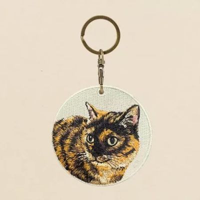 kaufen Anpassbarer, neugieriger Begleiter Schlüsselanhänger, lebensechte Tabby-Stickerei, kuscheliger Taschen-Charm, der perfekte tägliche Begleiter für Ihr Haustier online manufacture