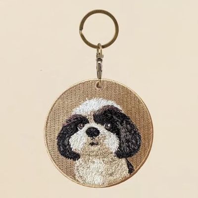 가슴을 따뜻하게 하는 시히쓰 embroidered disc keychain