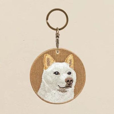 귀여운 강아지 초상화 키 체인 손으로 바른 펄프 디테일 • 땅빛 베지색 배경 • 평생 애완 동물 기념품